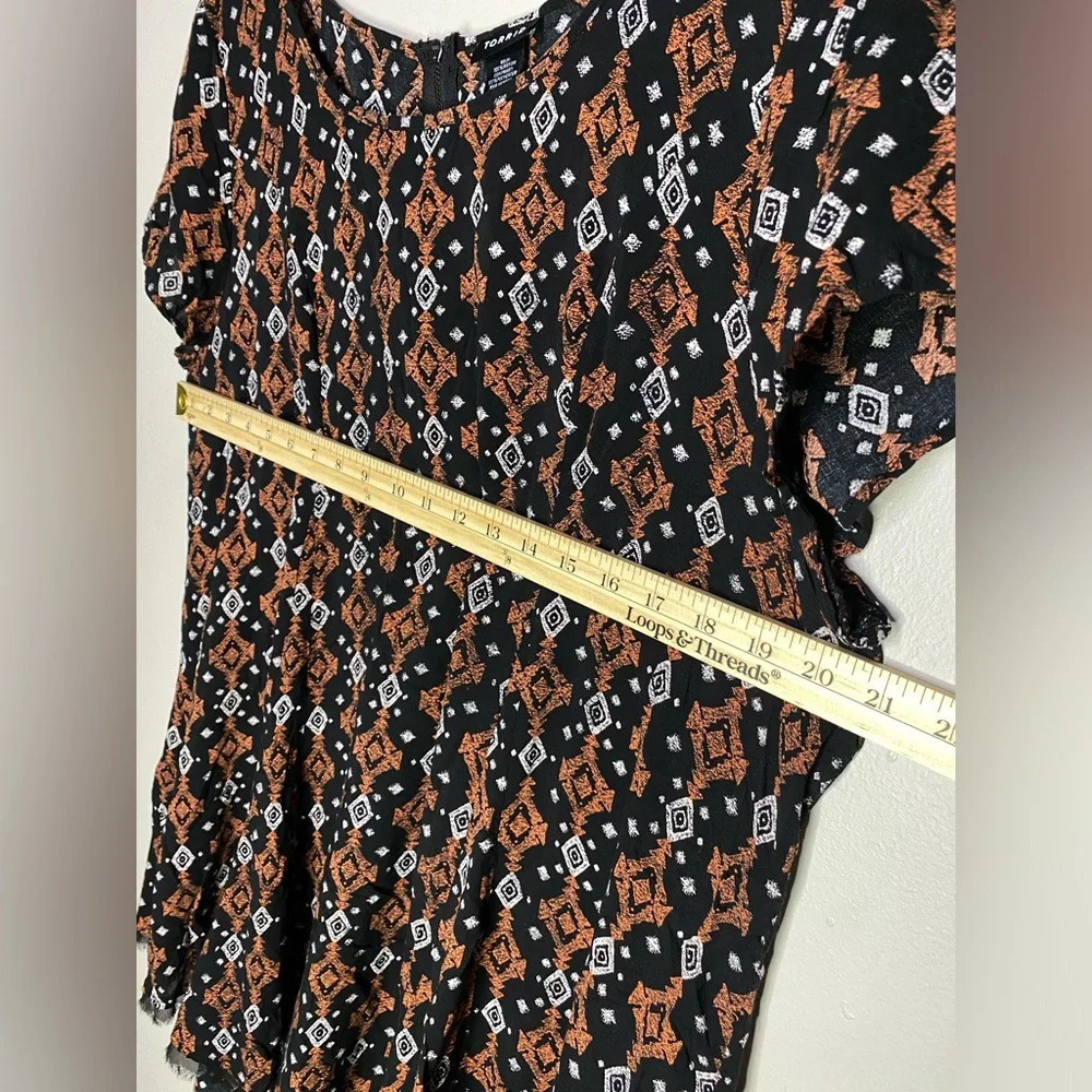 Torrid Size 1 Aztec Print raw hem geometric black short sleeve Challis Flowy Top - Picture 7 of 8